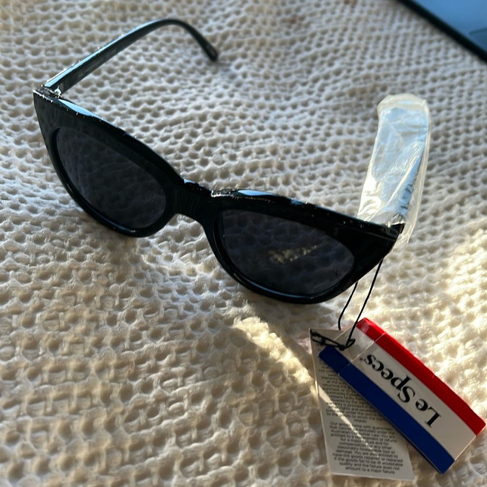 Le Specs halfmoon magic black sunglasses NWT